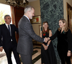 Su Majestad el Rey durante el encuentro con el personal diplomático en la residencia de la Embajada de España