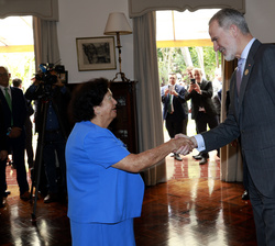 Su Majestad el Rey recibe el saludo de los representantes de la colectividad española durante la recepción ofrecida en la Embajada de España