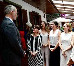 Don Felipe conversa con miembros de la comunidad española residente en Costa Rica