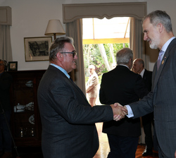 Su Majestad el Rey recibe el saludo de los representantes de la colectividad española durante la recepción ofrecida en la Embajada de España