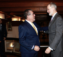 Su Majestad el Rey recibe el saludo del presidente de la República de Guatemala, Bernardo Arévalo, durante su encuentro en San José