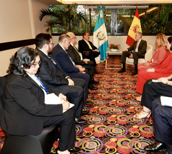 Don Felipe conversa con Bernardo Arévalo acompañado por las respectivas delegaciones