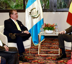 Su Majestad el Rey junto al presidente de la República de Guatemala, Bernardo Arévalo