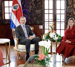 Su Majestad el Rey junto a la presidenta electa de la República de Costa Rica, Laura Fernández Delgado