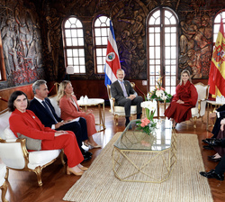 Su Majestad el Rey junto a la presidenta electa de la República de Costa Rica, Laura Fernández Delgado acompañados por sus respectivas delegaciones