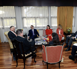 Su Majestad el Rey durante la reunión con el presidente de la República de Costa Rica, Rodrigo Chaves