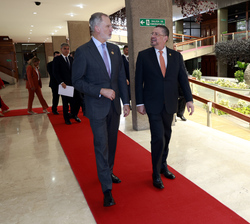 Su Majestad el Rey junto al presidente de la República de Costa Rica, Rodrigo Chaves, en la Casa Presidencial