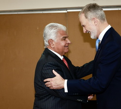 Su Majestad el Rey saluda al presidente de la República de Panamá, José Raúl Mulino