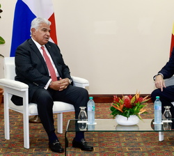 Su Majestad el Rey durante el encuentro bilateral con el presidente de la República de Panamá, José Raúl Mulino