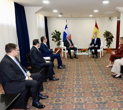 Su Majestad el Rey durante el encuentro bilateral con el presidente de la República de Panamá, José Raúl Mulino, y las delegaciones de los dos países