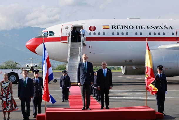 Su Majestad el Rey durante los honores correspondientes tras su llegada a la República de Costa Rica