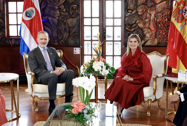 Su Majestad el Rey junto a la presidenta electa de la República de Costa Rica, Laura Fernández Delgado
