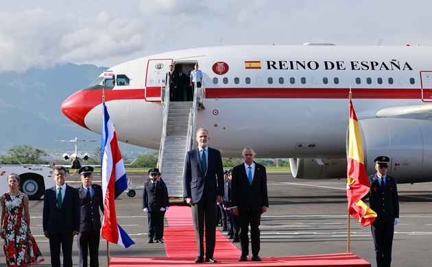 Su Majestad el Rey durante los honores correspondientes tras su llegada a la República de Costa Rica