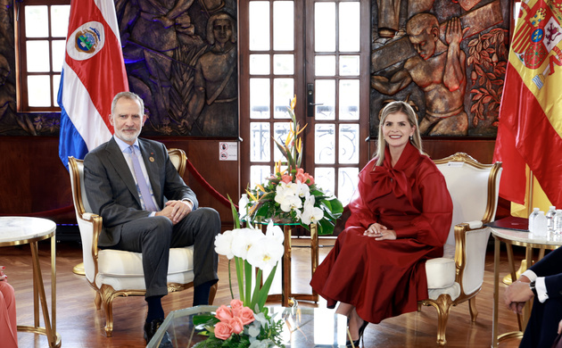 Su Majestad el Rey junto a la presidenta electa de la República de Costa Rica, Laura Fernández Delgado