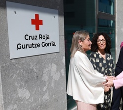 Su Majestad al Reina recibió los saludos de la presidenta de Cruz Roja Española, María del Mar Pageo y la presidenta de Cruz Roja en Navarra, Isabel C