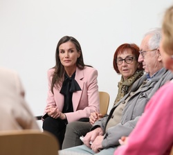 Su Majestad la Reina junto a las personas que participan en el taller de ópera del Centro
