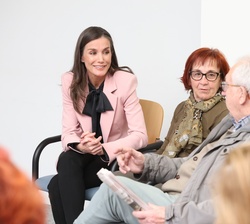 Su Majestad la Reina conversa con los participantes del taller de ópera