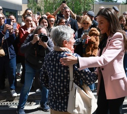 A su salida, Su Majestad la Reina recibe el saludo del público allí congregado