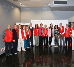 Su Majestad la Reina junto a autoridades y trabajadores del Centro de Atención Integral “Espacio Activo”