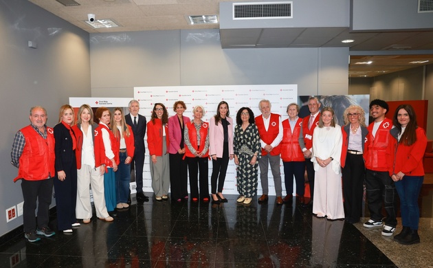 Su Majestad la Reina junto a autoridades y trabajadores del Centro de Atención Integral “Espacio Activo”