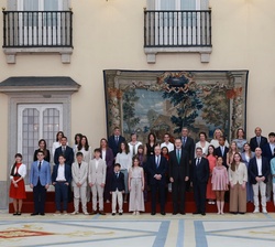 Fotografía de grupo de Su Majestad el Rey con los alumnos y profesores participantes en el certamen
