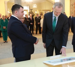 Recorrido de Don Felipe por la exposición de los trabajos ganadores de esta edición