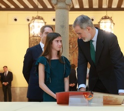 Don Felipe con los alumnos ganadores de la 44ª edición del concurso escolar “¿Qué es un Rey para ti?”, durante el recorrido