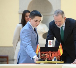 El Rey en el recorrido por la exposición de los trabajos ganadores en el Patio de los Austrias