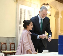 Don Felipe en la exposición de los trabajos ganadores de esta edición