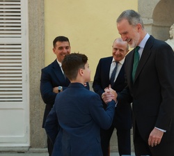 Don Felipe con uno de los alumnos premiados