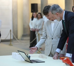 El Rey observa uno de los trabajos elaborados en formato digital por los participantes