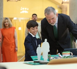 Don Felipe durante el recorrido por la muestra de proyectos escolares expuestos en el Palacio Real de El Pardo