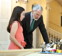 Don Felipe escucha las explicaciones de los alumnos sobre los proyectos premiados