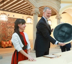 Don Felipe con uno de los alumnos premiados y su trabajo