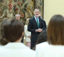 Don Felipe dirige unas palabras a los alumnos, profesores y familiares asistentes al acto