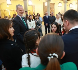 Don Felipe conversa con los alumnos, profesores y familiares asistentes al acto