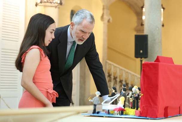 Don Felipe escucha las explicaciones de los alumnos sobre los proyectos premiados
