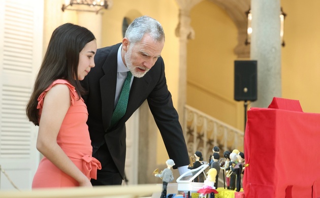 Don Felipe escucha las explicaciones de los alumnos sobre los proyectos premiados
