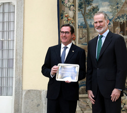 Su Majestad el Rey hizo entrega de la placa conmemorativa a Antonio Garamendi Lecanda