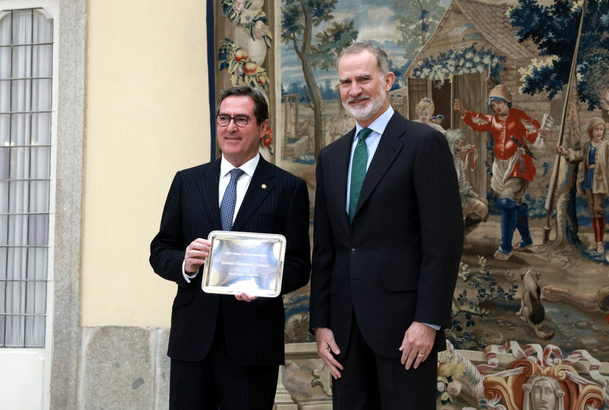 Su Majestad el Rey hizo entrega de la placa conmemorativa a Antonio Garamendi Lecanda