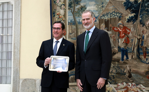 Su Majestad el Rey hizo entrega de la placa conmemorativa a Antonio Garamendi Lecanda