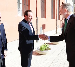 Su Majestad el Rey recibido a su llegada por el ministro de Transportes y Movilidad Sostenible, Óscar Puente