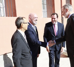 Su Majestad el Rey recibido a su llegada por el rector magnífico de la Universidad Complutense de Madrid, Joaquín Goyache