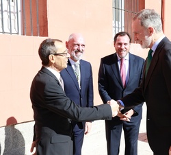 Su Majestad el Rey recibido a su llegada por el presidente de la Real Academia de Doctores de España, José Ramón Casar