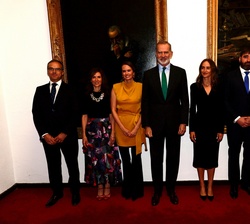 Su Majestad el Rey con los familiares del homenajeado, Gaspar Ariño Ortiz