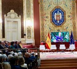 Vista general del Paraninfo durante el homenaje al profesor, diputado, jurista global y padre del derecho público económico, Gaspar Ariño Ortiz