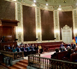 Su Majestad el Rey durante la mesa redonda titulada: “Gaspar Ariño Ortiz: jurista, maestro y hombre de Estado”, moderada por la catedrátic