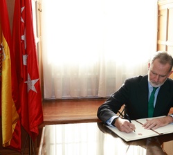 Su Majestad el Rey deja una dedicatoria en el libro de honor de la academia
