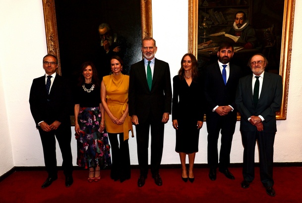 Su Majestad el Rey con los familiares del homenajeado, Gaspar Ariño Ortiz