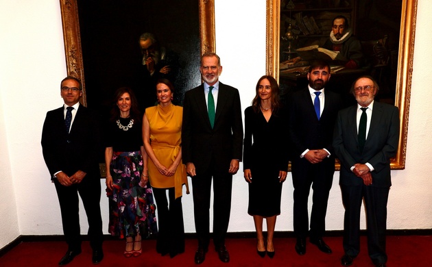 Su Majestad el Rey con los familiares del homenajeado, Gaspar Ariño Ortiz